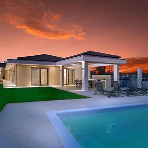  Villa Rhea,